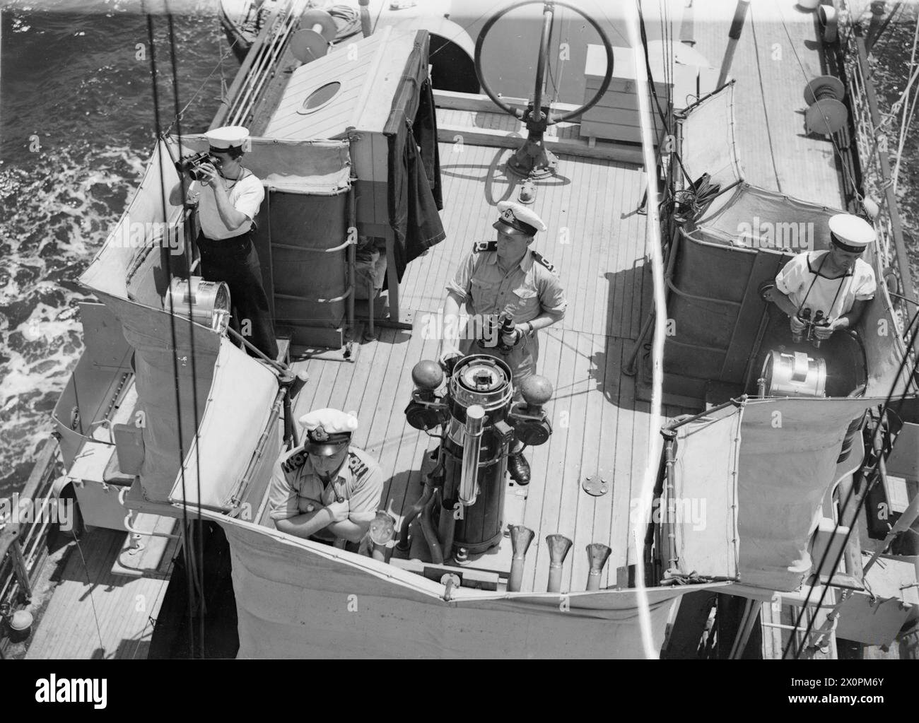Du 1er au 3 juin 1943, le navire de contrebande Thalassa a patrouillé dans le détroit de Gibraltar, l'équipage scannant les navires non autorisés. Banque D'Images