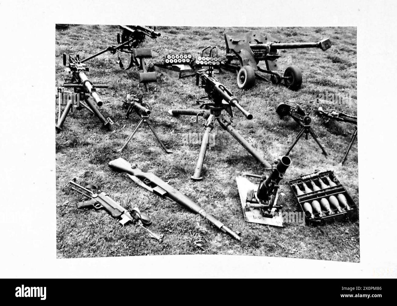 Démonstration d'armes allemandes, y compris des mitrailleuses Breda, un fusil Tommy allemand, un fusil automatique et un mortier de 55 mm avec des bombes, illustrant les armements et tactiques ennemis. Négatif photographique. Banque D'Images