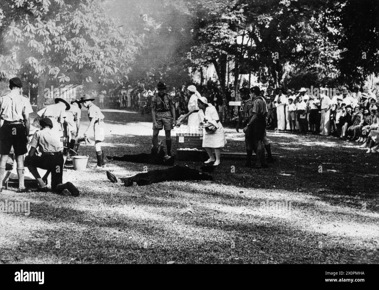 LA PROTECTION CIVILE DANS LES CARAÏBES PENDANT LA SECONDE GUERRE MONDIALE - Une manifestation organisée par des unités de la branche trinidadienne de la Croix-Rouge britannique montrant comment les victimes de bombes explosées devraient recevoir les premiers secours. Les Boy Scouts assistent les infirmières lors de la manifestation organisée à Port of Spain, Trinidad relief Organisation, British Red Cross Society Banque D'Images