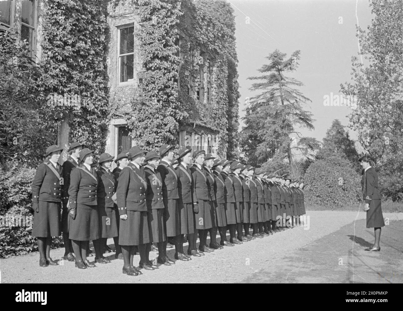 FORMATION WRNS DE TELEGRAPHISTES SANS FIL DANS L'ETABLISSEMENT NAVAL W/T. 1941. - Exercice Squad. 'Par la bonne robe'. Troisième officier Shrimpton en charge de la Royal Navy, Women's Royal Naval Service, Shrimpton, Ann Catherine Banque D'Images