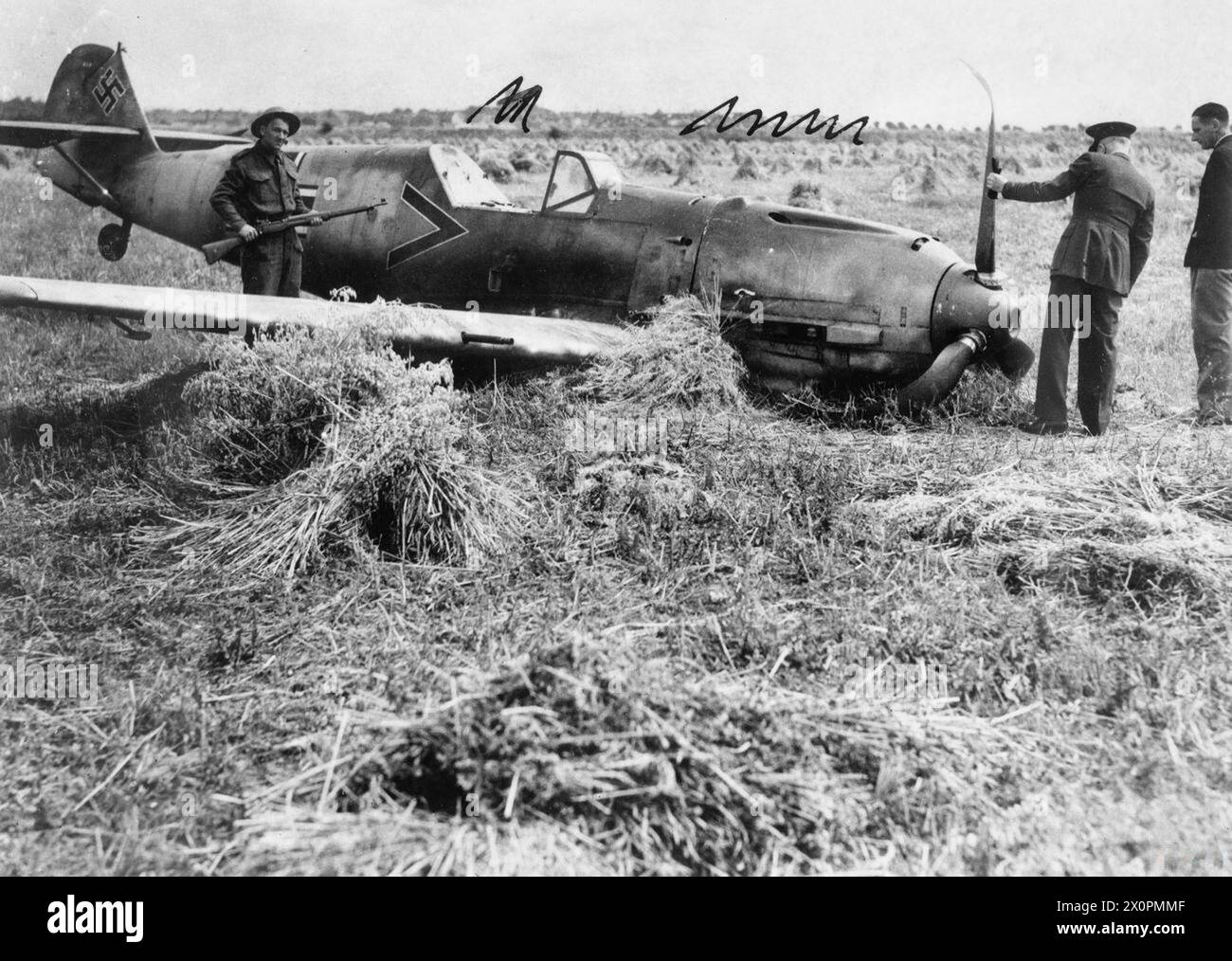 L'avion de chasse Messerschmitt Bf 109E-1 piloté par l'Oberleutnant Paul Temme du I/JG 2 Richtofen s'écrase près de l'aérodrome de Shoreham, dans le Sussex, le 13 août 1940, lors de la bataille d'Angleterre. Banque D'Images