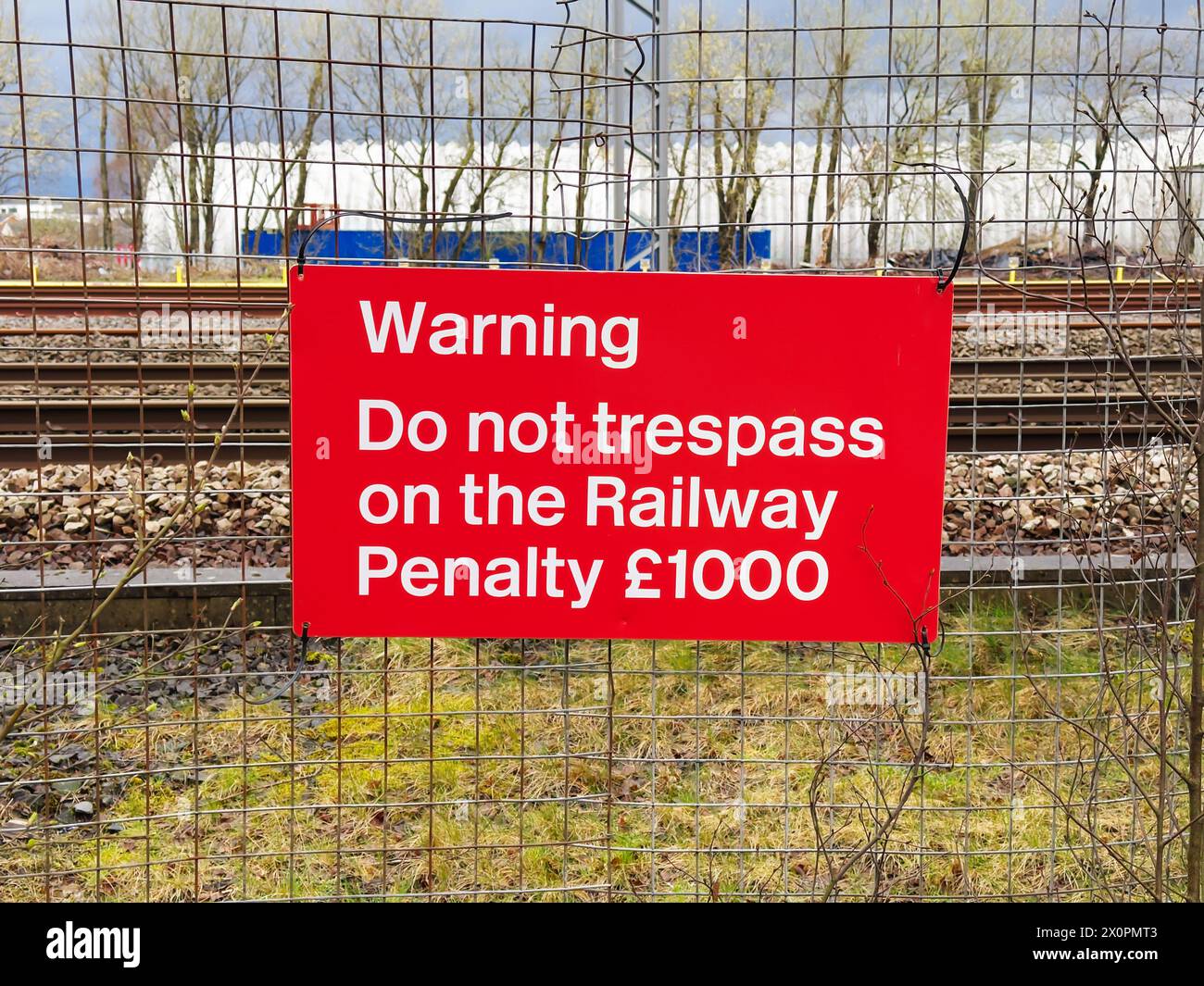 Panneau d'avertissement d'intrusion et avis de pénalité au chemin de fer Banque D'Images