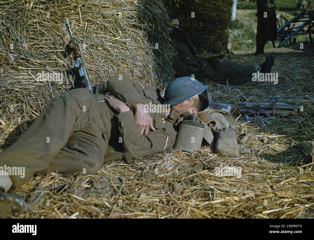 Le caporal A. Durrent, de Bethnal Green, à Londres, prend un bref repos pendant les opérations dans la vallée de la rivière Garigliano. Armée britannique. Banque D'Images