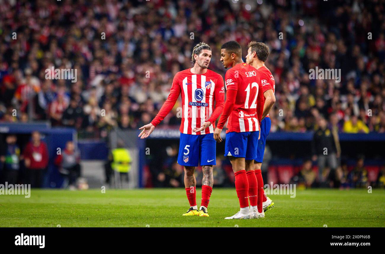 Madrid Espagne. 10 avril 2024. Rodrigo de Paul (Atlético) Samuel Lino (Atlético) Cesar Azpilicueta (Atlético) Atlético Madrid - Borussia Dortmund 10,04 Banque D'Images