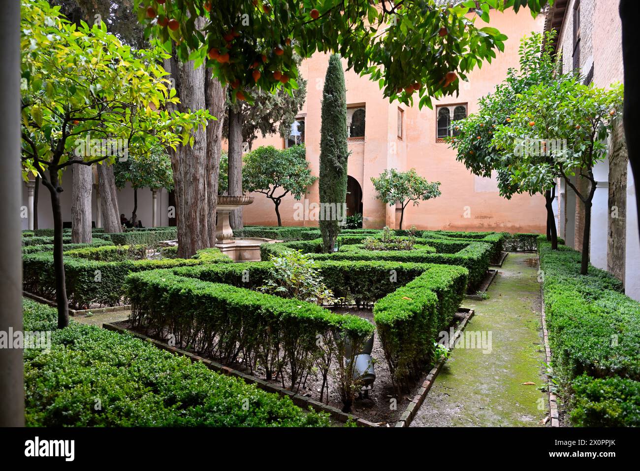 Petit jardin formel de poche avec des sentiers pédestres et des haies soigneusement taillées dans le palais de l'Alhambra, Espagne Banque D'Images