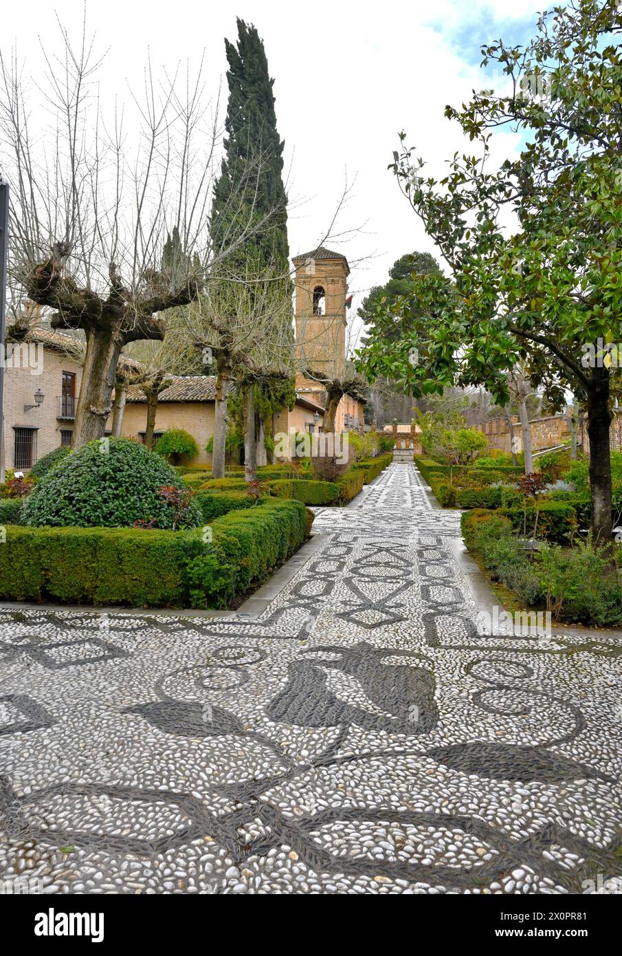Passerelle pavée en pierre dans l'Alhambra par Convento de San Francisco et Parador de Granada, Espagne Banque D'Images