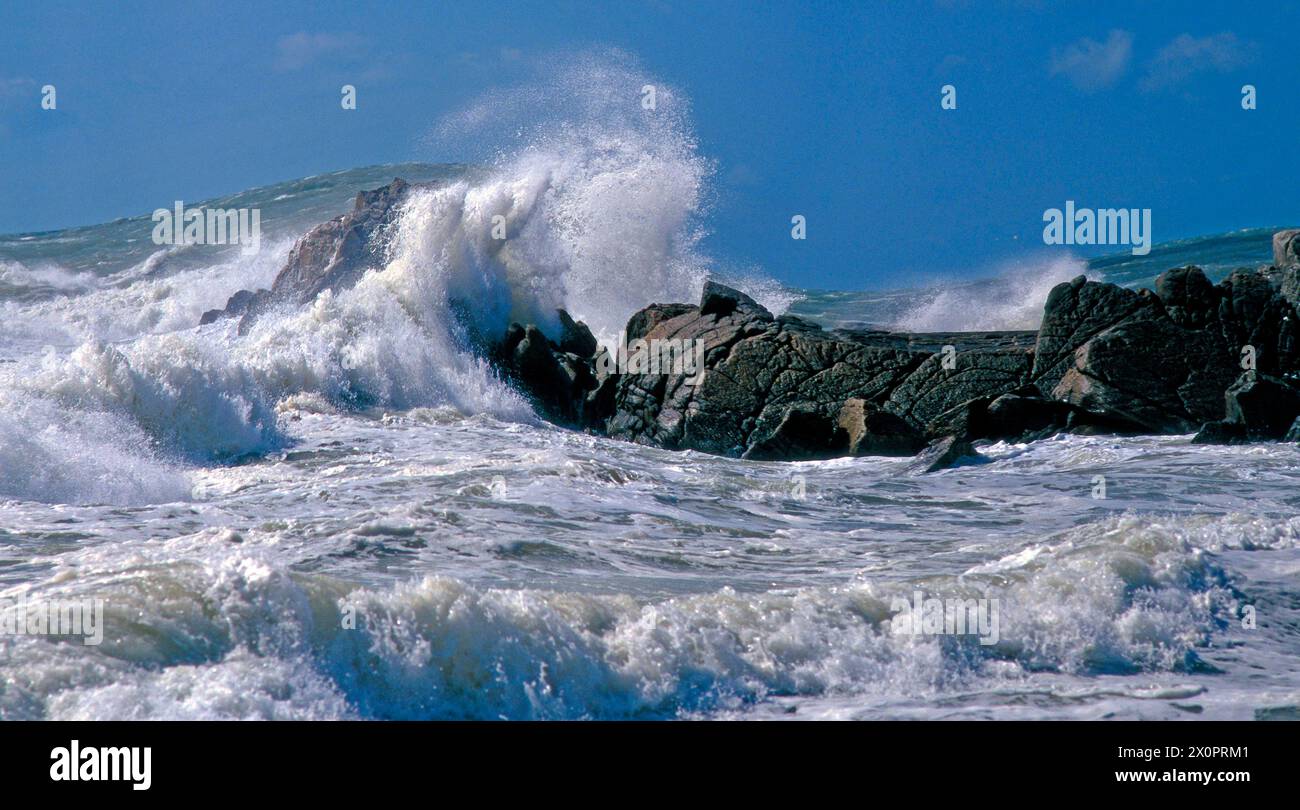 DAS wilde Meer peitscht gegen die Felskueste in der Bretagne WildesMeer *** la mer sauvage se bat contre la côte rocheuse de Bretagne WildesMeer Banque D'Images