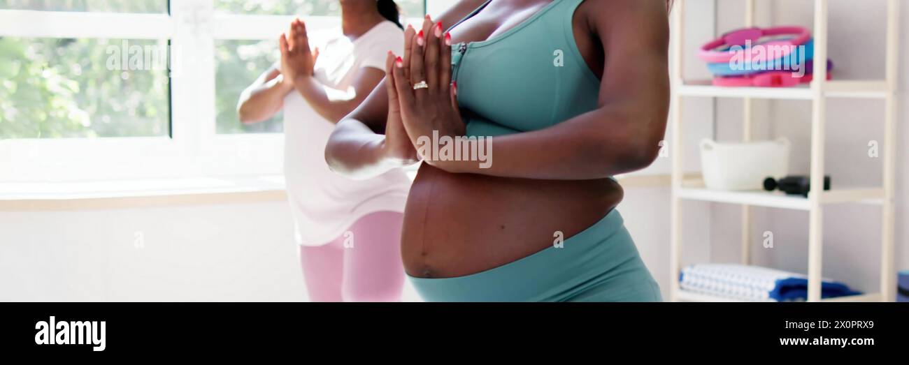 Groupe de femmes noires enceintes exerçant dans le sport. Banque D'Images