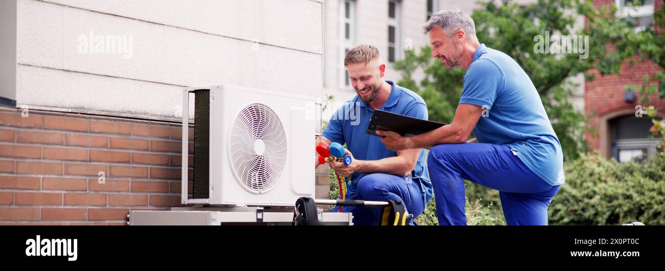 Technicien AC professionnel réparant l'unité de système de climatisation Banque D'Images