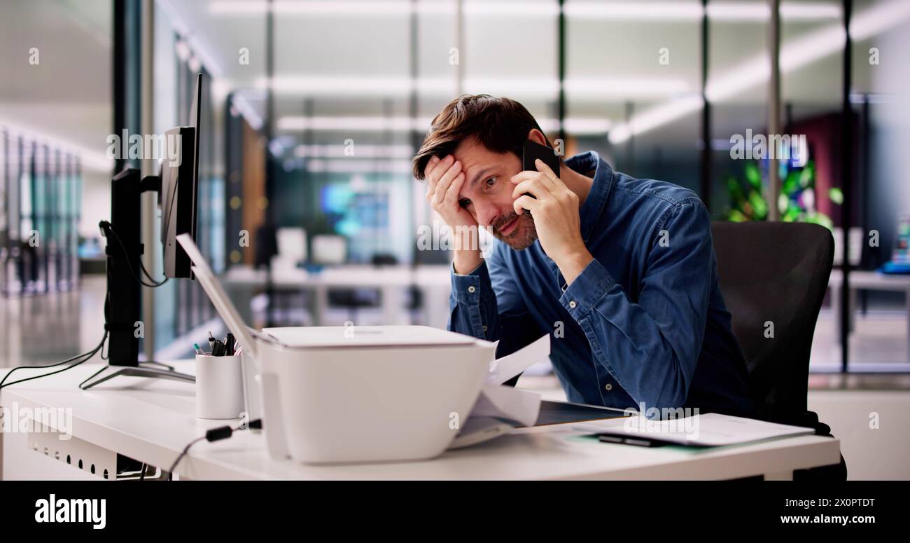 Agacé par un problème de toner de l'imprimante bureautique cassé Banque D'Images