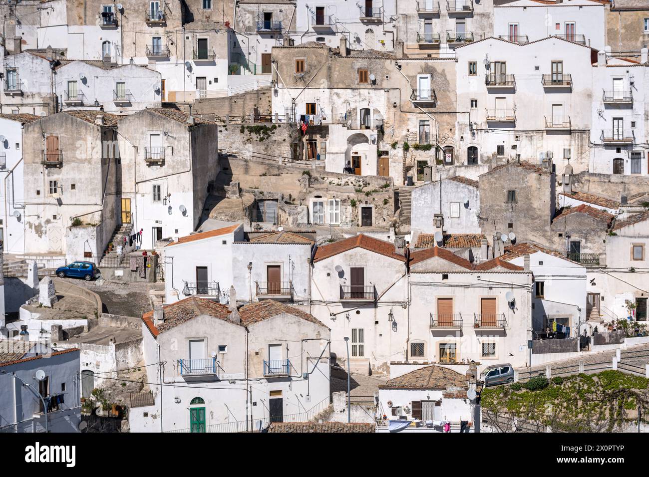 Les vieilles maisons de Monte Sant Angelo sur les montagnes du Gargano dans la région des Pouilles en Italie Banque D'Images