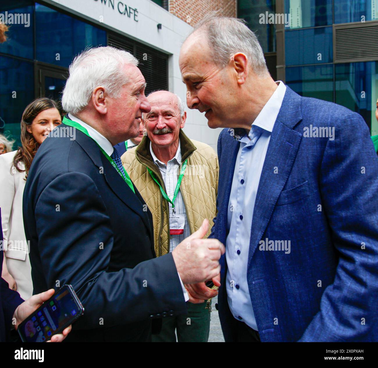 L'ancien Taoiseach Bertie Ahern rencontre et serre la main avec l'actuel leader du Fianna Fail et Tanaiste Micheal Martin à son arrivée au Fianna Fail Ard Fheis, au Dublin Royal Convention Centre. Date de la photo : samedi 13 avril 2024. Banque D'Images