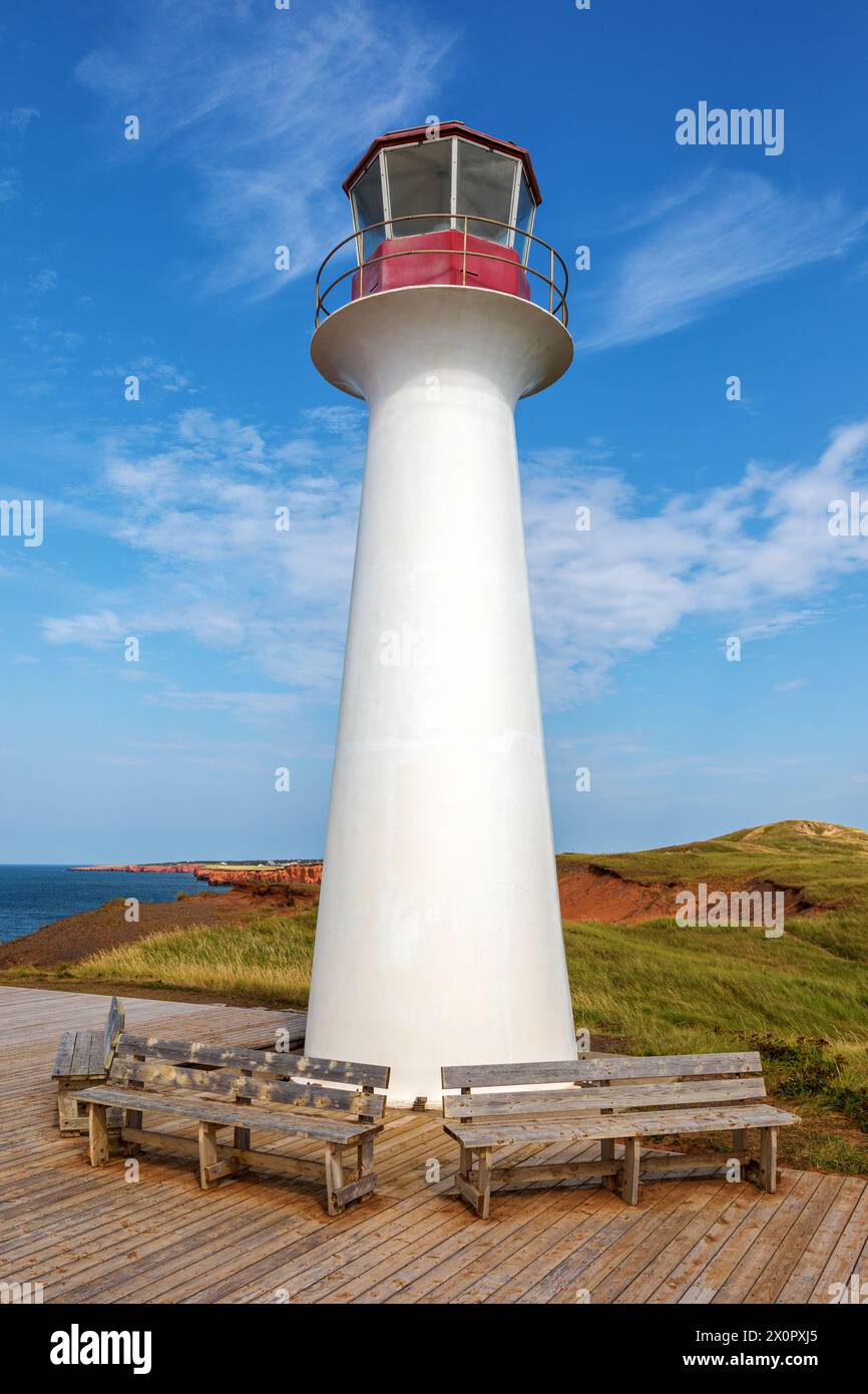 Borgot, ou phare du cap Herisse du Cap aux meules, Îles-de-la-Madeleine, Canada. Le phare se dresse sur les falaises rouges escarpées de l'étang du Nord. Banque D'Images