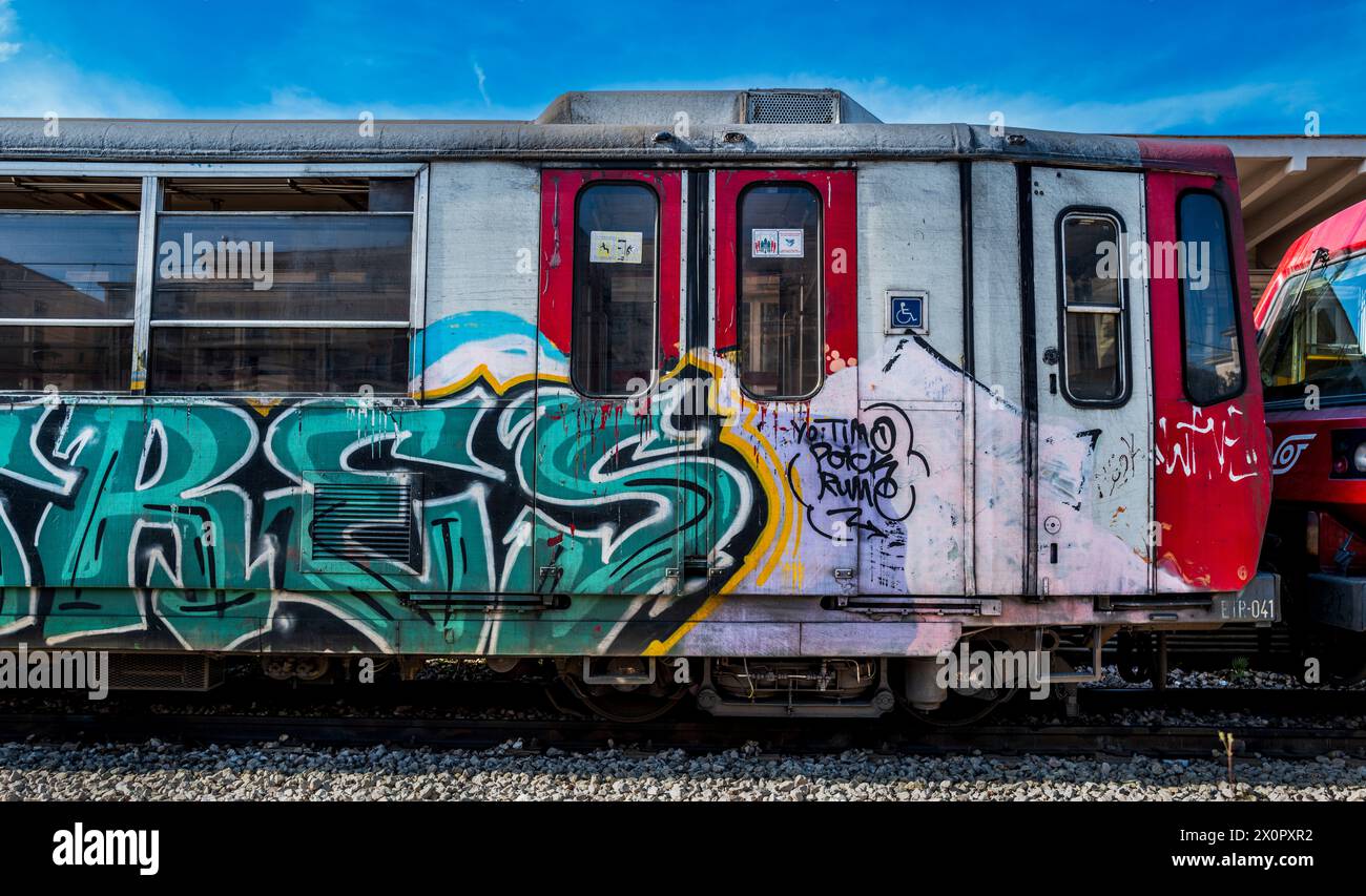 Train décoré à la gare de Sorrente, Italie Banque D'Images