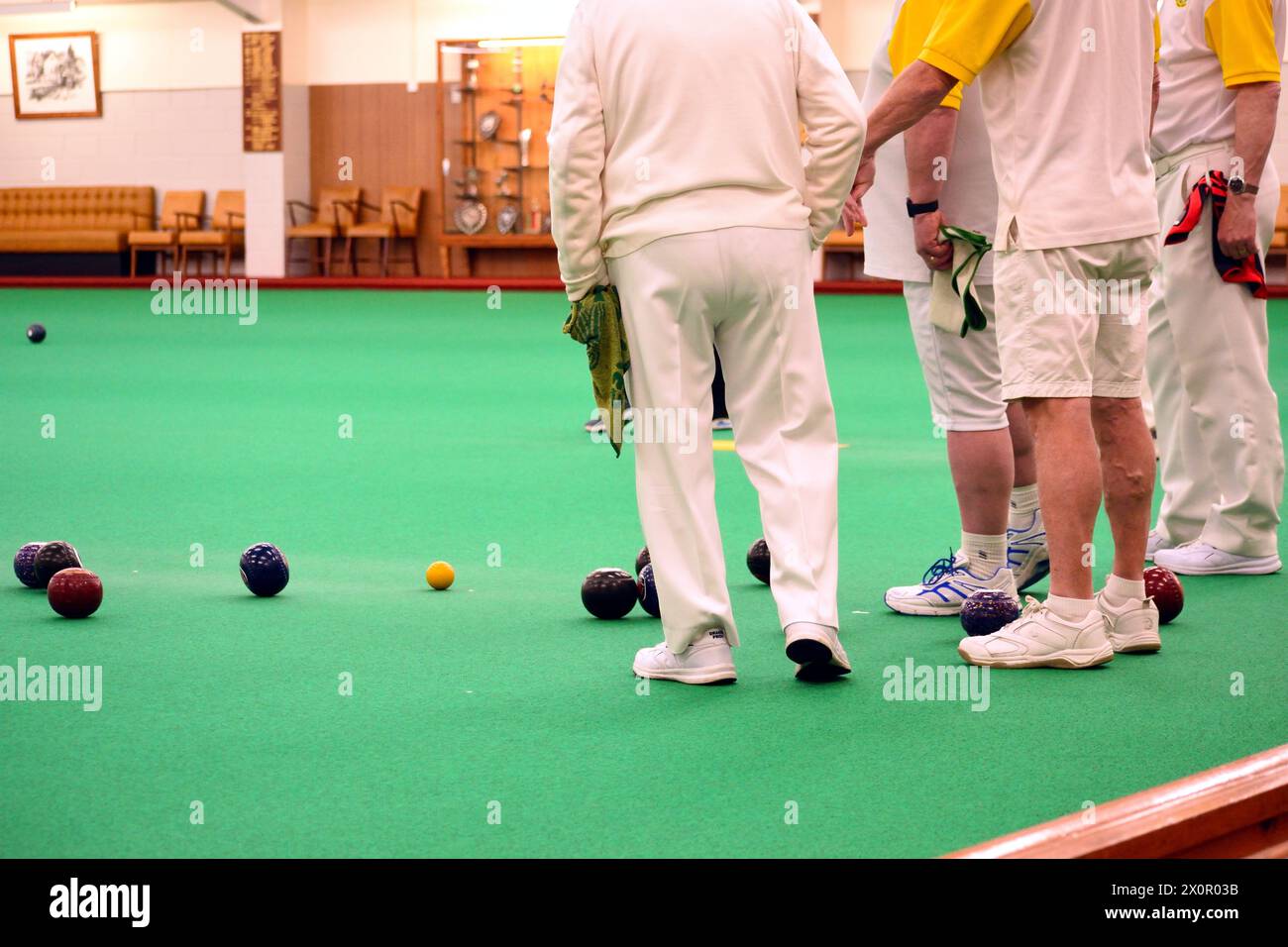 Jouer à Indoor Bowls au club de Christchurch. Dorset Banque D'Images