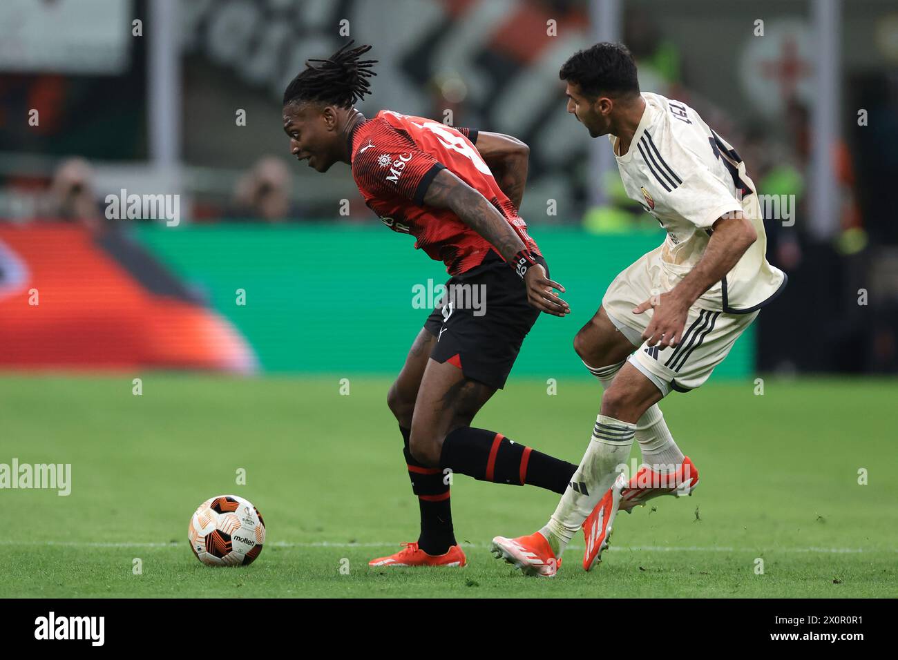 Milan, Italie. 11 avril 2024. Mehmet Celik de l'AS Roma s'affronte avec Rafael Leao de l'AC Milan lors du match de l'UEFA Europa League à Giuseppe Meazza, Milan. Le crédit photo devrait se lire : Jonathan Moscrop/Sportimage crédit : Sportimage Ltd/Alamy Live News Banque D'Images