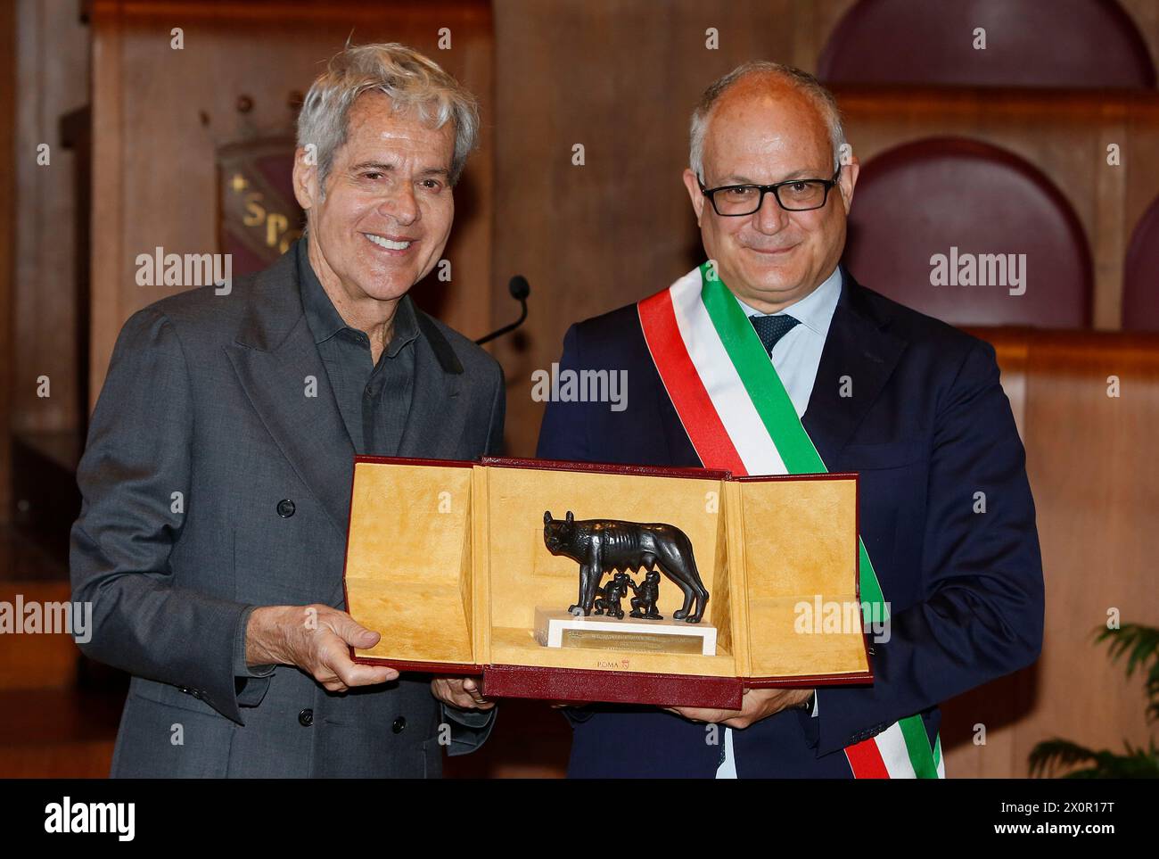 Rome, Italie. 13 avril 2024. Rome, le chanteur Claudio Baglioni reçoit le loup Capitole des mains du maire Roberto Gualtieri. Photo : Claudio Baglioni, Roberto Gualtieri crédit : Agence photo indépendante/Alamy Live News Banque D'Images