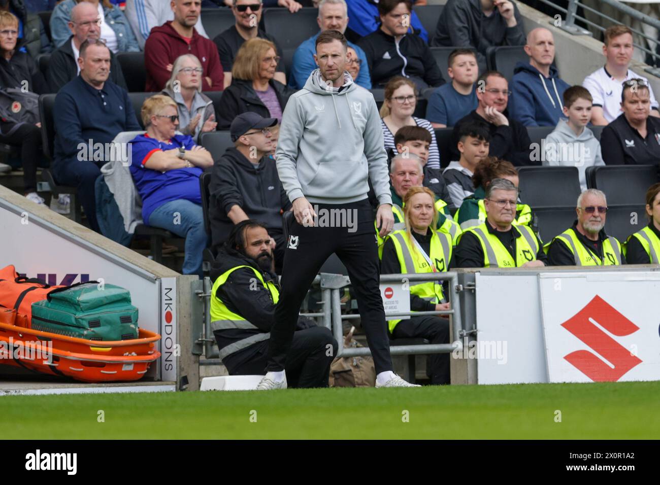 Michael Williamson, entraîneur de Milton Keynes dons, lors de la première moitié du match de Sky Bet League 2 entre MK dons et Mansfield Town au Stadium MK de Milton Keynes le samedi 13 avril 2024. (Photo : John Cripps | mi News) crédit : MI News & Sport /Alamy Live News Banque D'Images