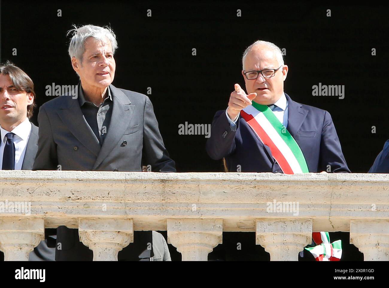 Rome, Italie. 13 avril 2024. Rome, le chanteur Claudio Baglioni reçoit le loup Capitole des mains du maire Roberto Gualtieri. Photo : Claudio Baglioni, Roberto Gualtieri crédit : Agence photo indépendante/Alamy Live News Banque D'Images