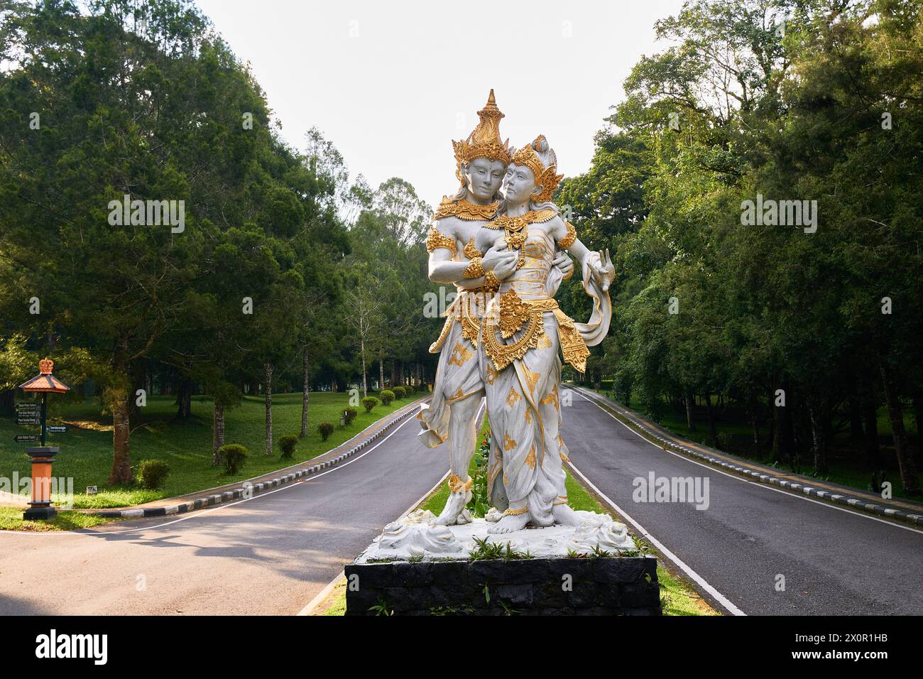 Statue de Rama et Sita dans le jardin botanique de Bali Banque D'Images