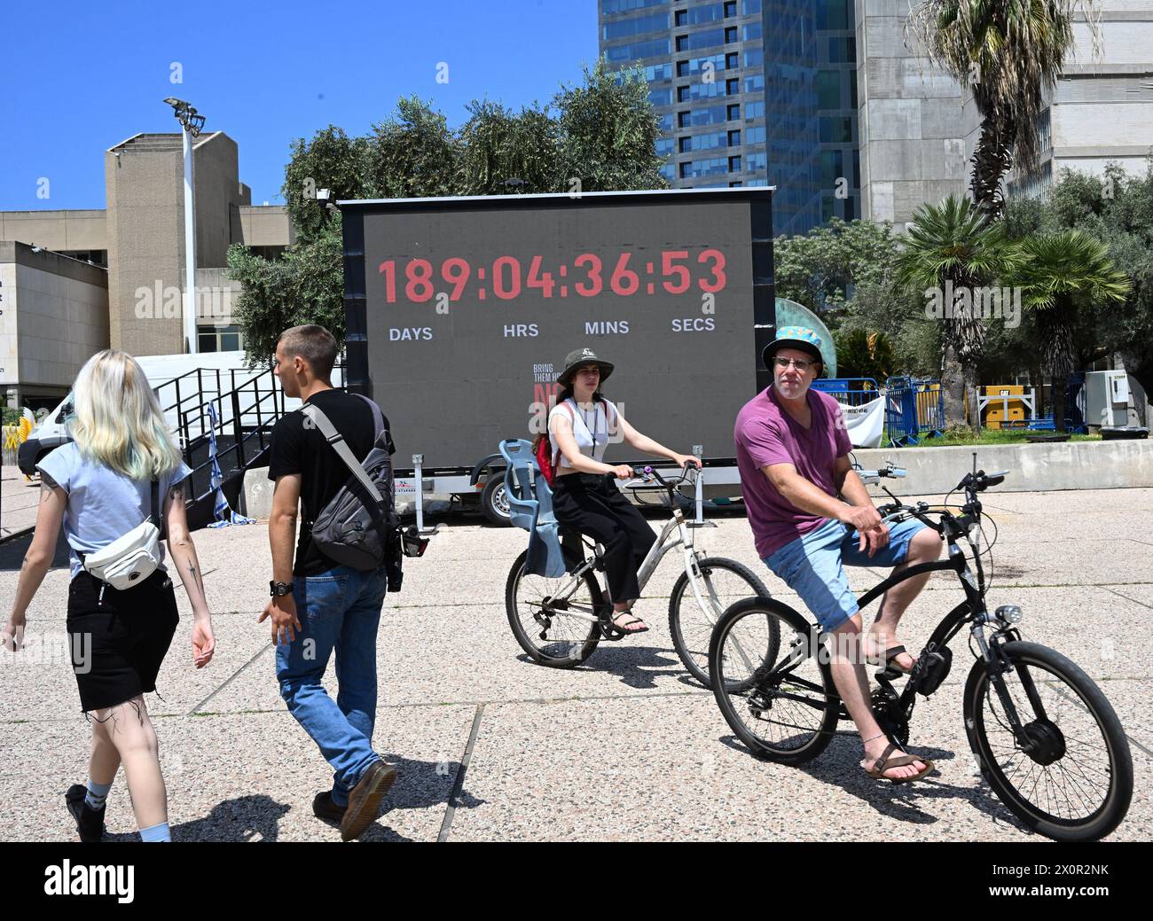 Tel Aviv, Israël. 13 avril 2024. Les gens ont passé la montre avec l'heure où des Israéliens ont été retenus en otage à Gaza par le Hamas sur la place des otages à tel Aviv, le samedi 13 avril 2024. Photo de Debbie Hill/ crédit : UPI/Alamy Live News Banque D'Images Tel Aviv, Israël. 13 avril 2024. Les gens ont passé la montre avec l'heure où des Israéliens ont été retenus en otage à Gaza par le Hamas sur la place des otages à tel Aviv, le samedi 13 avril 2024. Photo de Debbie Hill/ crédit : UPI/Alamy Live News Banque D'Images