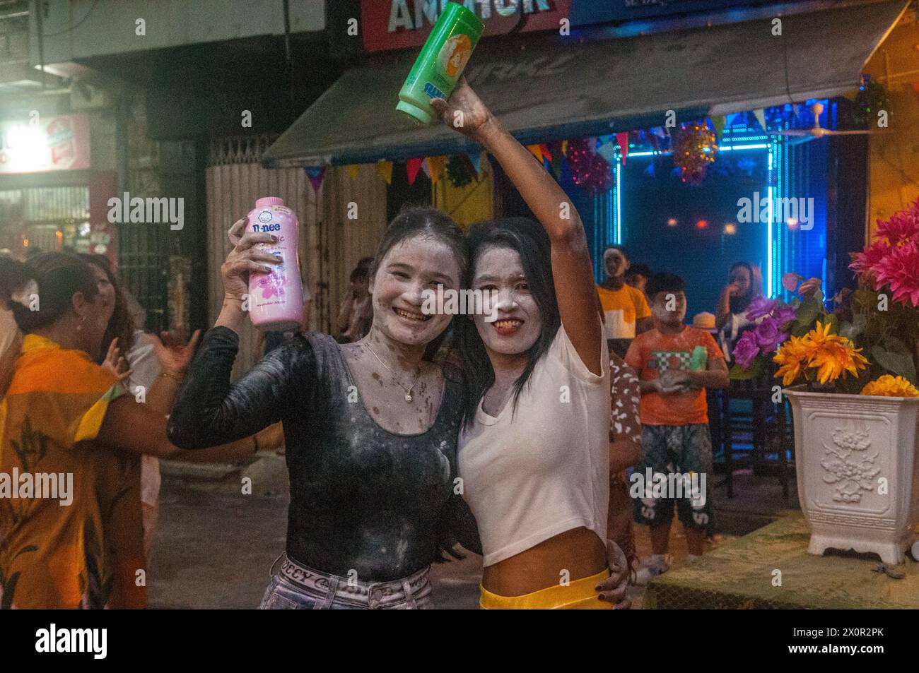 2 femmes cambodgiennes couvertes de talc / poudre pour bébé pendant le festival du nouvel an cambodgien. Phnom Penh, Cambodge. Avril 2024. © Kraig Lieb Banque D'Images