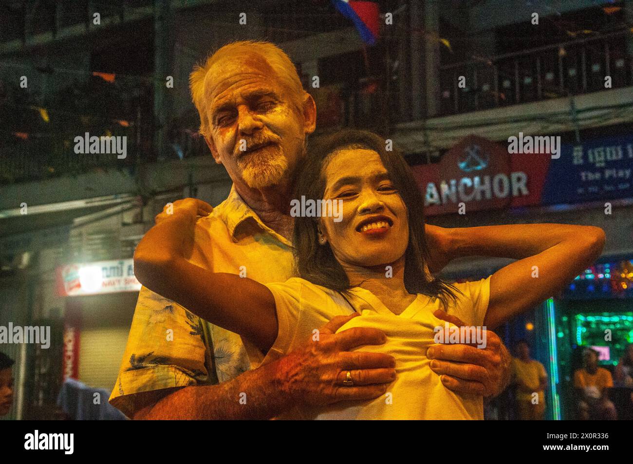 Couple de race mixte couvert de talc / poudre pour bébé pendant le festival du nouvel an cambodgien. Phnom Penh, Cambodge. Avril 2024. © Kraig Lieb Banque D'Images