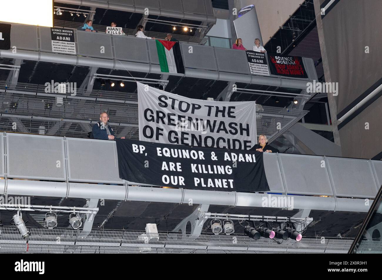 Londres, Royaume-Uni. 13 avril 2024. Les militants de la Fossil Free Science Museum Coalition déposent des banderoles le deuxième jour de leur occupation de la galerie Energy Revolution du Musée des Sciences, qui a été fermée au public, pour protester contre le parrainage de la galerie par le producteur de charbon et fabricant d'armes Adani. Les activistes de Youth action for Climate Justice et les scientifiques de XR, qui ont dormi une nuit dans la galerie, accusent Adani d'utiliser le parrainage du musée pour "greenwash" son image. Crédit : Ron Fassbender/Alamy Live News Banque D'Images