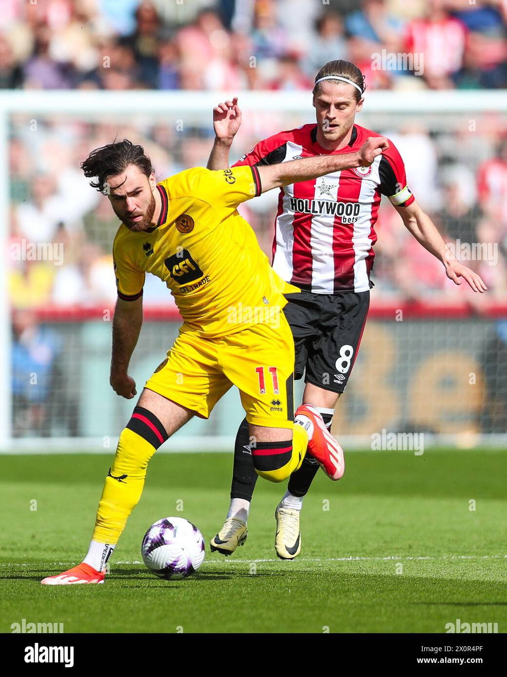 Brereton Diaz de Sheffield United se bat pour le ballon contre Mathias Jensen de Brentford lors du match de premier League au Gtech Community Stadium de Londres. Date de la photo : samedi 13 avril 2024. Banque D'Images