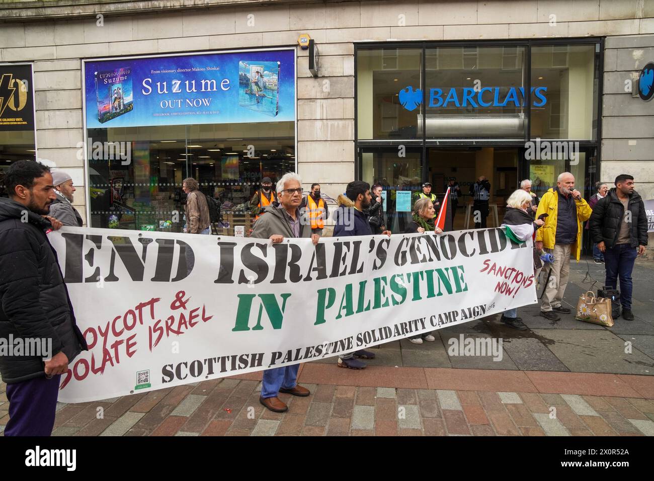 Glasgow, Royaume-Uni. 13 avril 2024. Un petit nombre de manifestants pro-palestiniens et anti-israéliens ont manifesté de George Square, Glasgow à l'extérieur de la succursale de la Barclays Bank, Argyll Street, Glasgow, encourageant les clients de la banque à boycotter l'organisation, affirmant que Barclays finançait Israël. Crédit : Findlay/Alamy Live News Banque D'Images