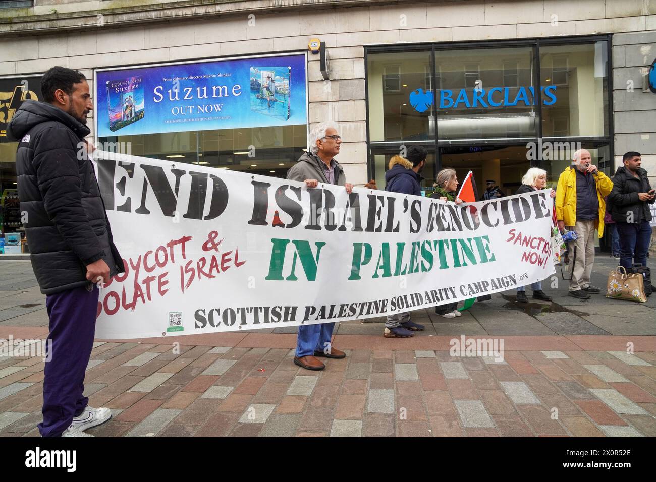 Glasgow, Royaume-Uni. 13 avril 2024. Un petit nombre de manifestants pro-palestiniens et anti-israéliens ont manifesté de George Square, Glasgow à l'extérieur de la succursale de la Barclays Bank, Argyll Street, Glasgow, encourageant les clients de la banque à boycotter l'organisation, affirmant que Barclays finançait Israël. Crédit : Findlay/Alamy Live News Banque D'Images