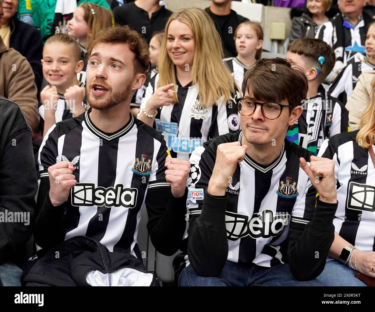 Les fans de Newcastle United David Wilson et Ryan Gregson portent des maillots haptiques révolutionnaires, lancés aujourd'hui par le sponsor du club Sela, qui permettent aux fans sourds et malentendants de ressentir l'atmosphère de la foule, tout en assistant au match de premier League entre Newcastle United et Tottenham Hotspur à St James Park. Date de la photo : samedi 13 avril 2024. Banque D'Images
