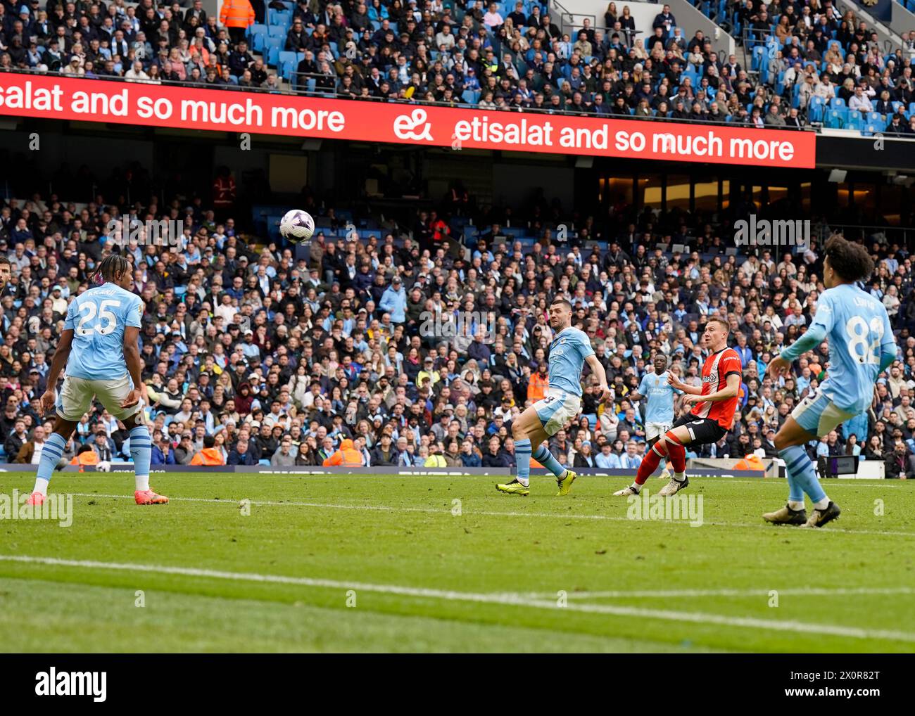 Manchester, Royaume-Uni. 13 avril 2024. Cauley Woodrow de Luton Town entre au bar pendant le match de premier League à l'Etihad Stadium de Manchester. Le crédit photo devrait se lire : Andrew Yates/Sportimage crédit : Sportimage Ltd/Alamy Live News Banque D'Images