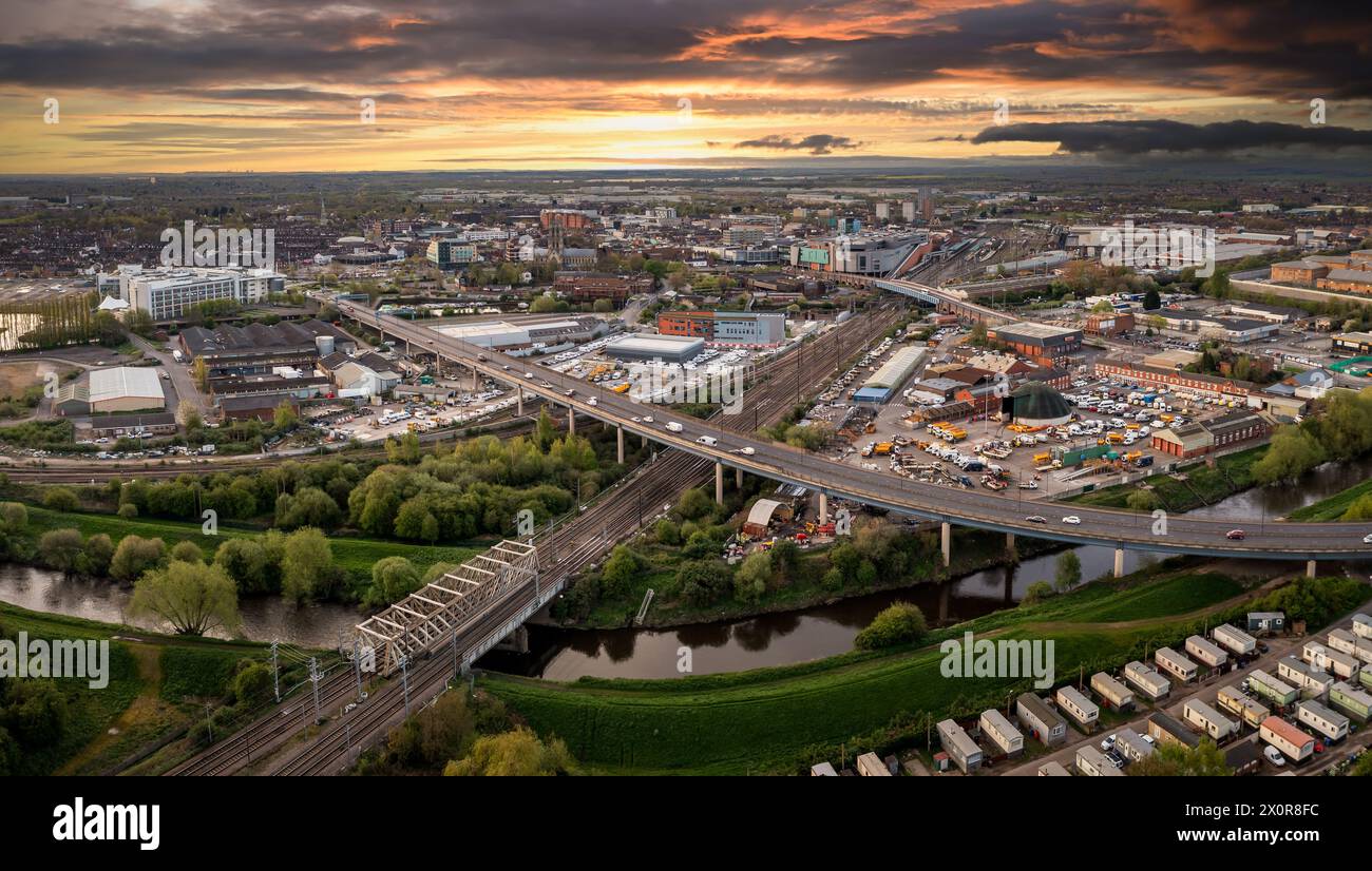 Vue aérienne du paysage urbain de Doncaster avec des liaisons ferroviaires et routières desservant le centre-ville du South Yorkshire au lever du soleil Banque D'Images