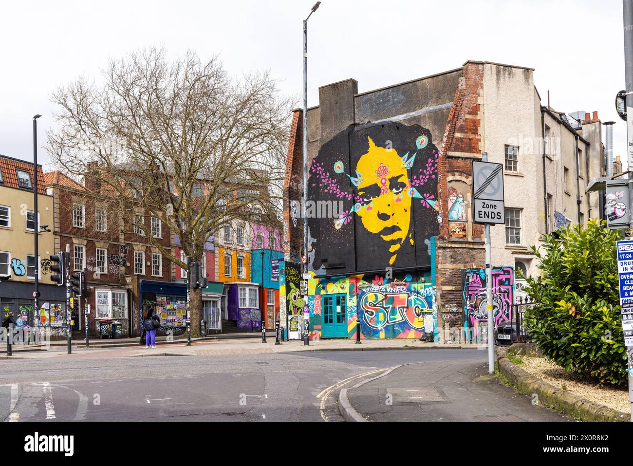 Street Art - graffiti urbain sur un mur à Stokes Croft, Bristol, Angleterre, Royaume-Uni Banque D'Images