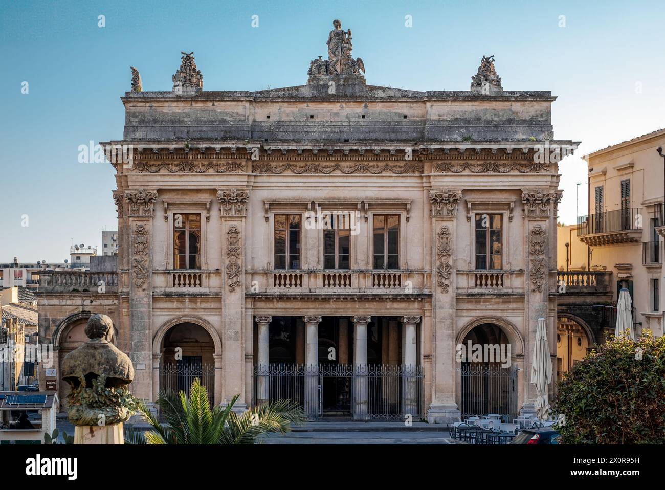 Le théâtre de style néoclassique de la ville baroque de Noto, province de Syracuse, Sicile, Italie Banque D'Images