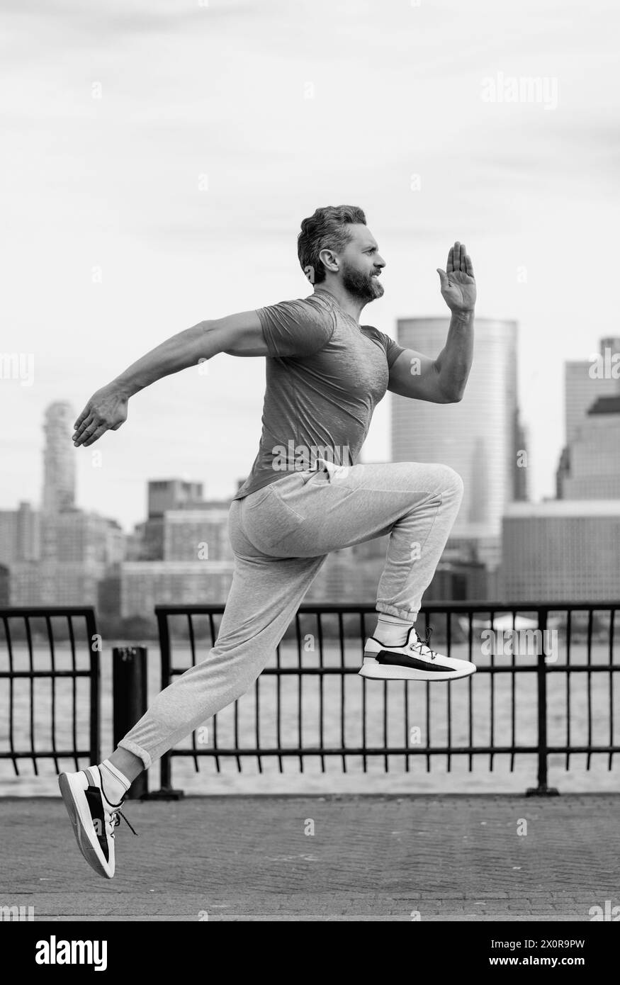 Coureur. Homme courant jogging dehors dans la rue. Homme mature coureur et modèles de sport de fitness s'entraînant en plein air près de Manhattan à New York. Millennial Banque D'Images