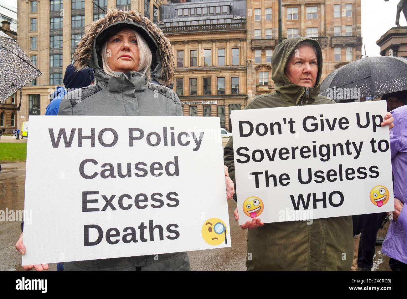 Glasgow, Royaume-Uni. , . Un petit groupe de manifestants s'est rendu à George Square, Glasgow, Royaume-Uni, pour manifester contre le transfert de pouvoirs par le gouvernement britannique à l'Organisation mondiale de la santé (W.H, O.) crédit : Findlay/Alamy Live News Banque D'Images