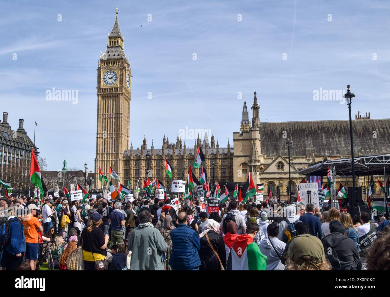 Londres, Royaume-Uni. 13 avril 2024. Les manifestants se rassemblent pour un rassemblement sur la place du Parlement. Des dizaines de milliers de manifestants ont défilé dans le centre de Londres pour soutenir la Palestine et ont exigé que le gouvernement britannique cesse de vendre des armes à Israël, alors que les combats à Gaza se poursuivent. Crédit : Vuk Valcic/Alamy Live News Banque D'Images