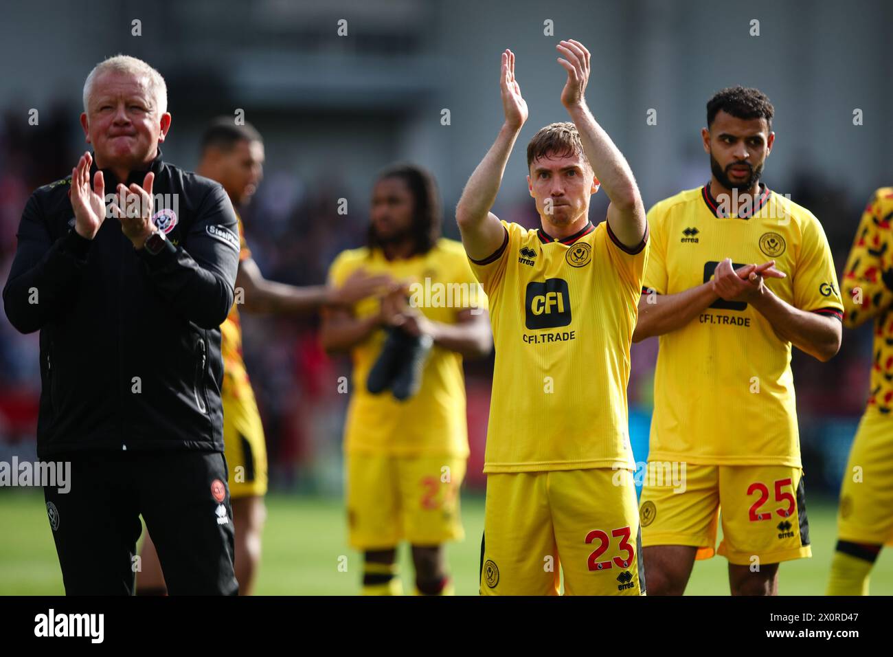 LONDRES, Royaume-Uni - 13 avril 2024 : Ben Osborn de Sheffield United applaudit les fans après le match de premier League entre Brentford FC et Sheffield United FC au Gtech Community Stadium (crédit : Craig Mercer/ Alamy Live News) Banque D'Images