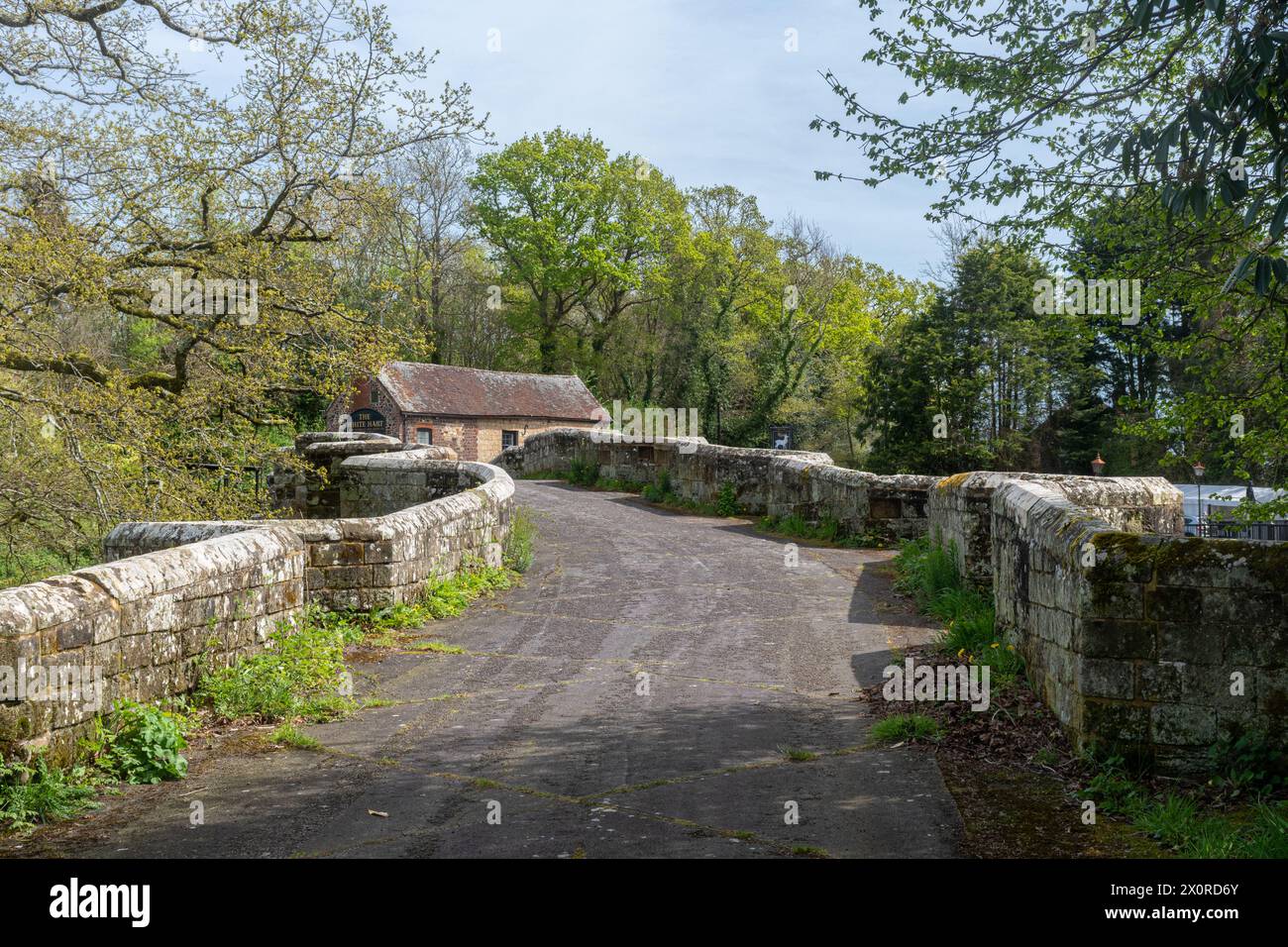 Stopham Bridge, West Sussex, Angleterre, Royaume-Uni, un joli pont de pierre médiéval sur la rivière Arun qui est classé Grade I, avec le pub White Hart Banque D'Images