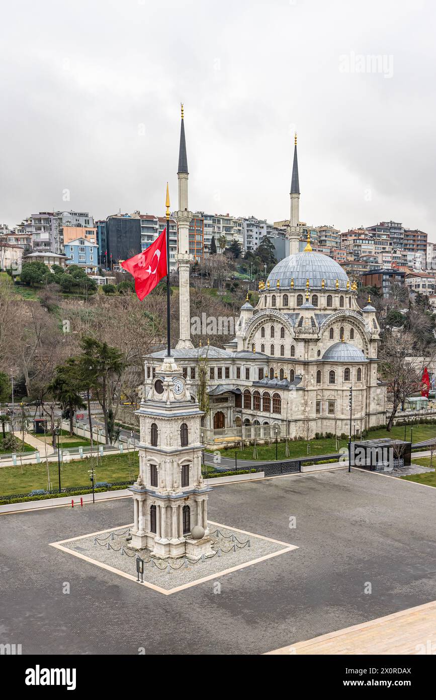 Mosquée Karakoy Nusretiye et tour de l'horloge tophane. La mosquée Nusretiye est une mosquée ornée située dans le quartier Tophane de Beyoglu, Istanbul, Turquie. Banque D'Images