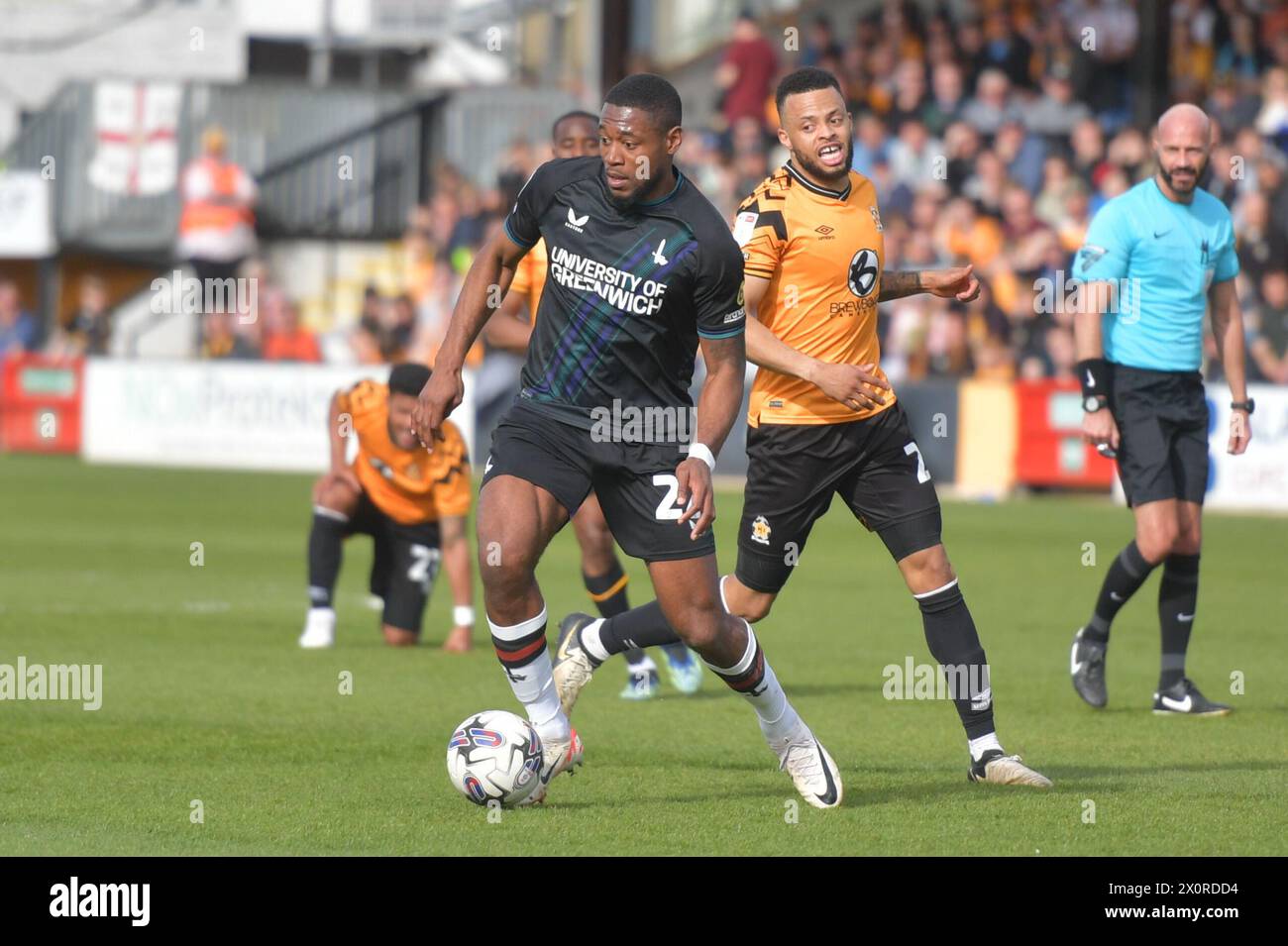 Cambridge, Angleterre. 13 avril 2024. Chuks Aneke de Charlton Athletic lors de la rencontre Sky Bet EFL League One entre Cambridge United et Charlton Athletic. Kyle Andrews/Alamy Live News Banque D'Images