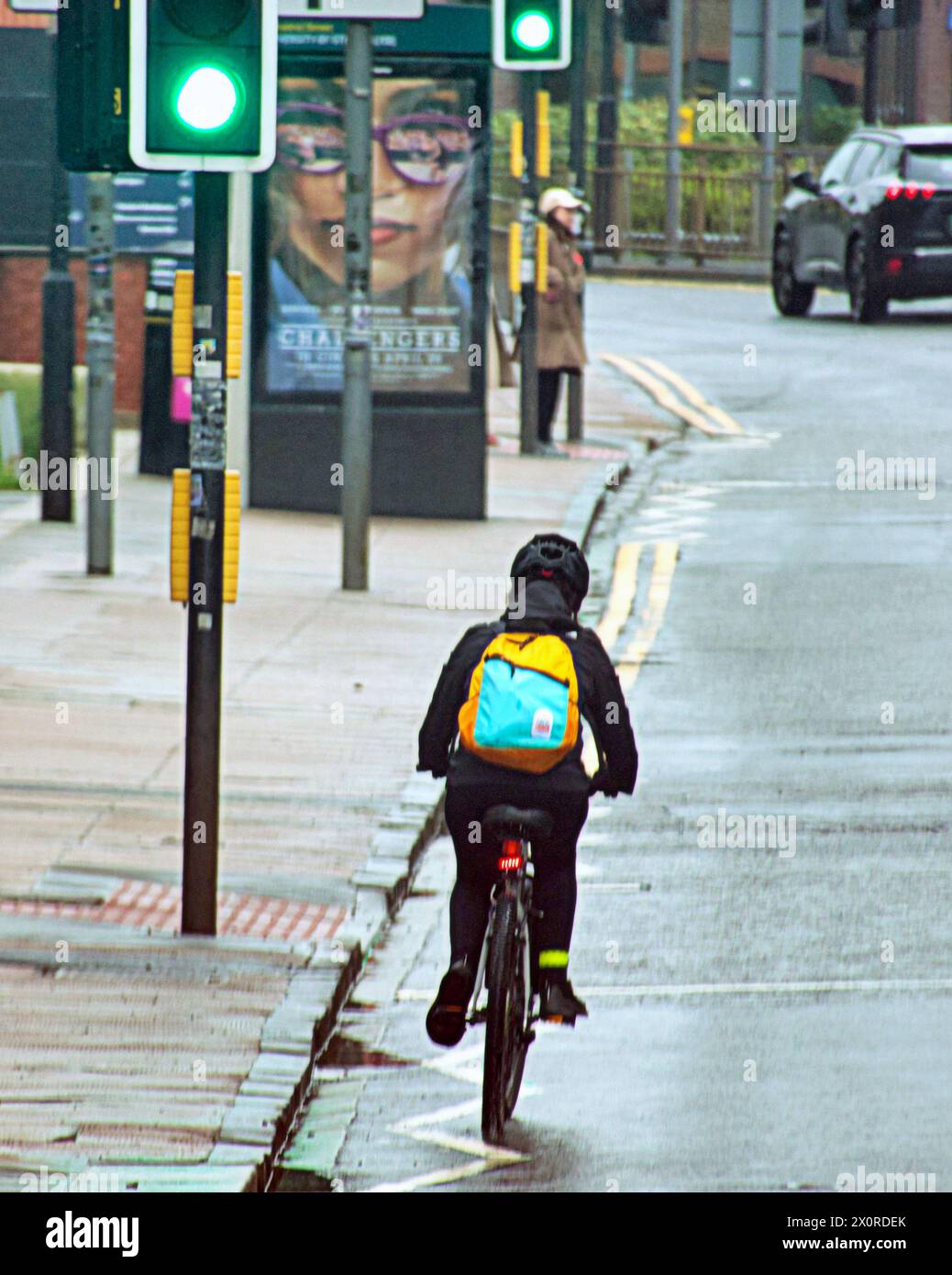 Glasgow, Écosse, Royaume-Uni. 13h avril 2024 : Météo britannique : humide et venteux dans la ville alors que les gens luttaient sur la capitale du shopping et le style mile de l'Écosse, Buchanan Street. Crédit Gerard Ferry/Alamy Live News Banque D'Images