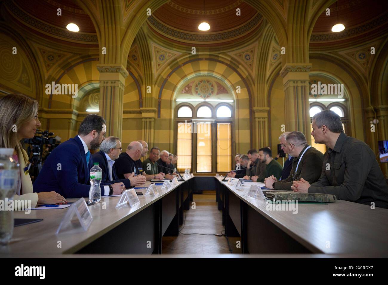 Chernivtsi, Ukraine. 12 avril 2024. Le président ukrainien Volodymyr Zelenskyy, à droite, tient une réunion en face à face avec une délégation du Congrès mondial ukrainien qui est arrivée de Bucarest, où se tient le Sommet de l’UWC, le 12 avril 2023 à Tchernivtsi, oblast de Tchernivtsi, Ukraine. Plus de 200 dirigeants et représentants des communautés ukrainiennes de 55 pays participent au sommet. Crédit : document/Bureau de presse présidentiel ukrainien/Alamy Live News Banque D'Images