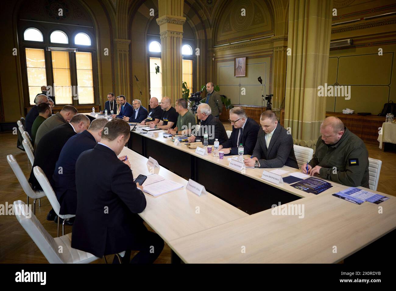 Chernivtsi, Ukraine. 12 avril 2024. Le président ukrainien Volodymyr Zelenskyy, à gauche, tient une réunion en face à face avec une délégation du Congrès mondial ukrainien qui est arrivée de Bucarest, où se tient le Sommet de l’UWC, le 12 avril 2023 à Tchernivtsi, oblast de Tchernivtsi, Ukraine. Plus de 200 dirigeants et représentants des communautés ukrainiennes de 55 pays participent au sommet. Crédit : document/Bureau de presse présidentiel ukrainien/Alamy Live News Banque D'Images