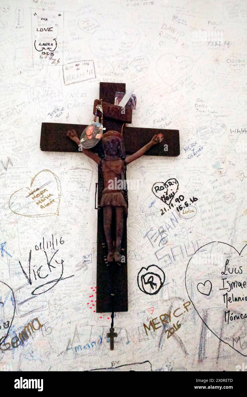 Crucifix sur le mur à l'intérieur de Ermita de la Pena à Fuerteventura, îles Canaries, Espagne Banque D'Images