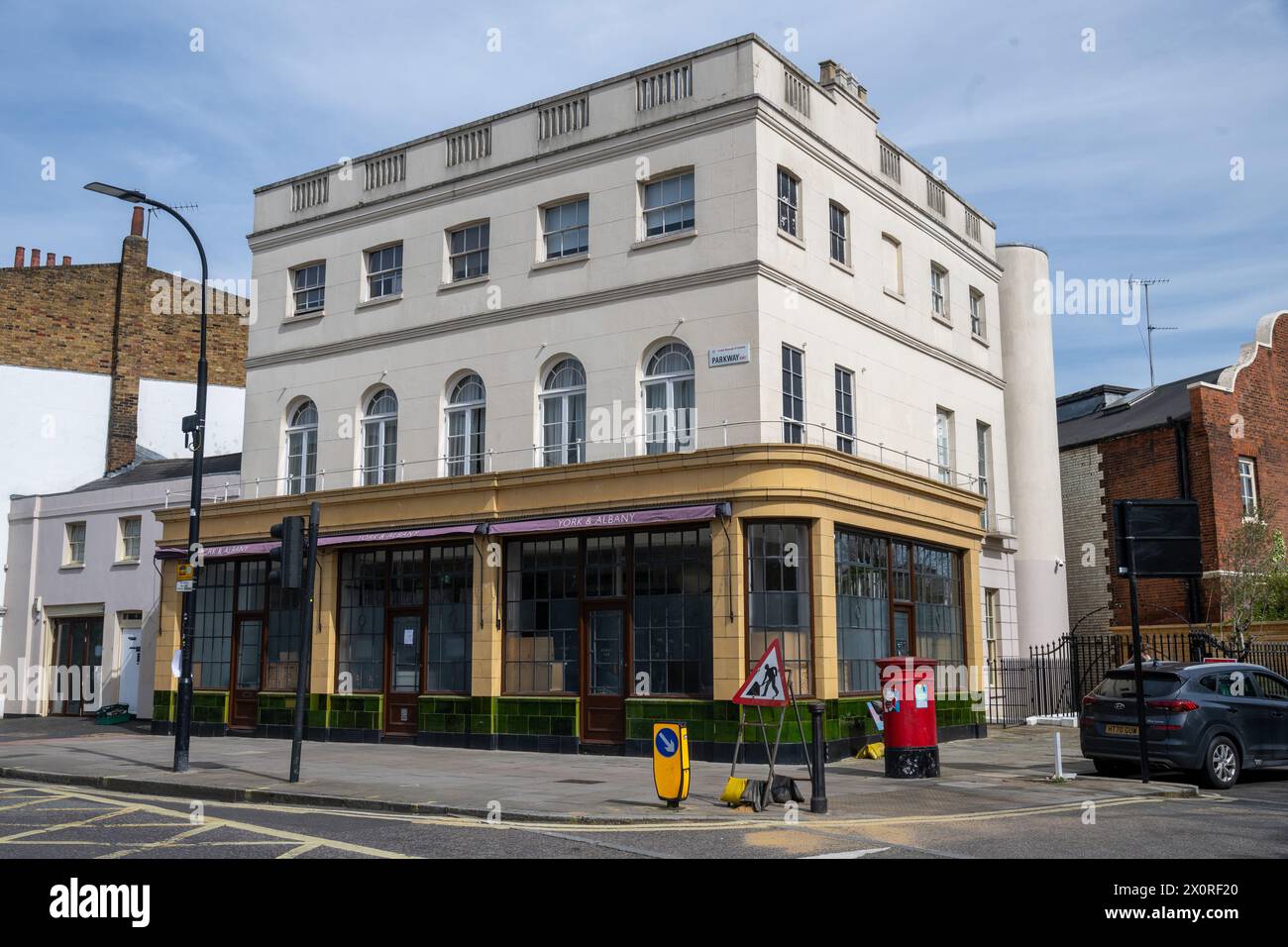 13/04/2024. Londres, Royaume-Uni. Un groupe de squatters a repris un pub londonien Gordon Ramsey de 13 millions de livres près de Regents Park. Un groupe se faisant appeler le Camden Art Cafe a publié des plans pour que le pub et hôtel boutique York & Albany, classé Grade II, près de Regent’s Park, soit ouvert à la communauté de Camden. Crédit photo : Ray Tang Banque D'Images