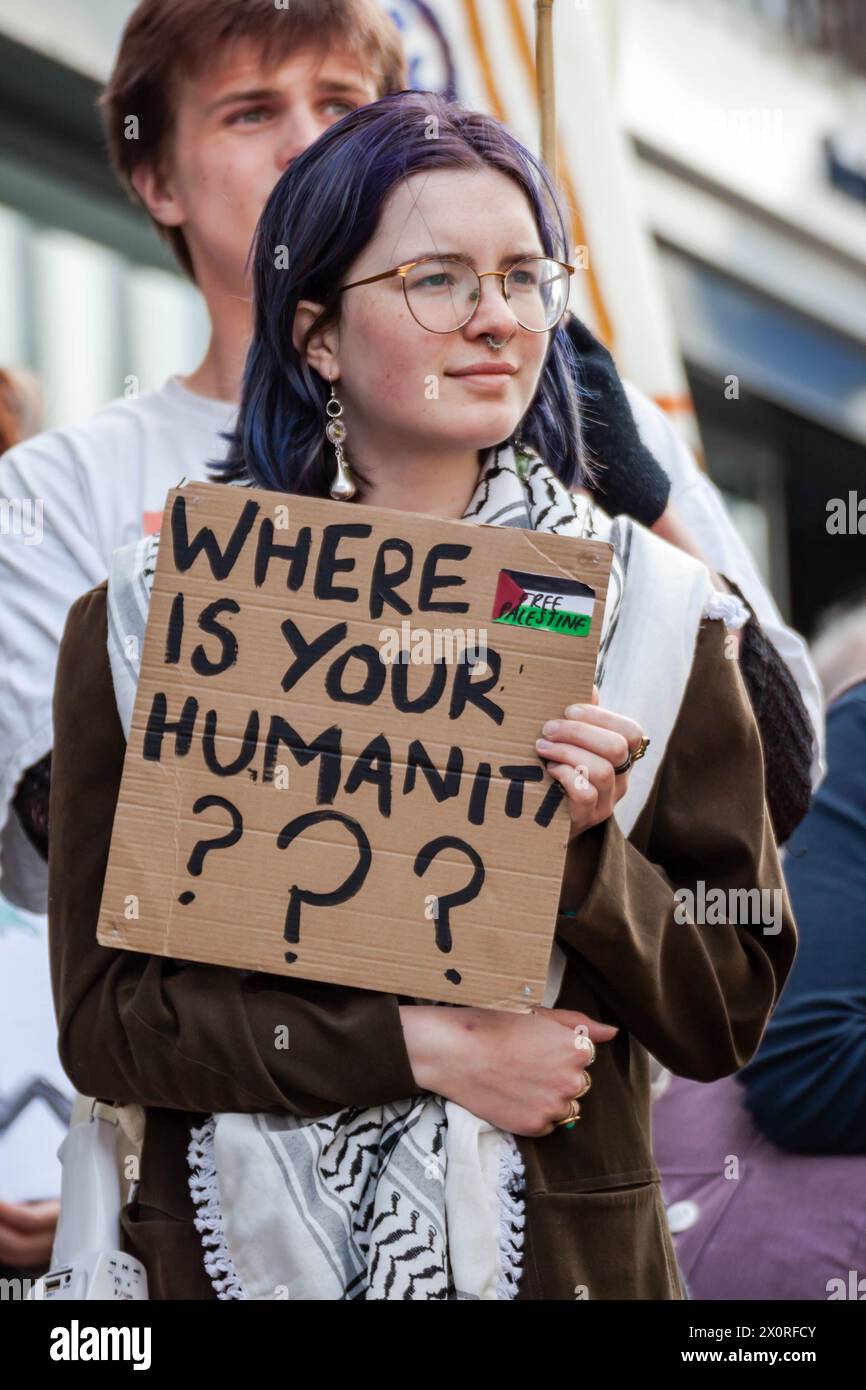 HEREFORD, ROYAUME-UNI - 13 AVRIL 2024 : une femme est vue tenant un pacard lisant "où est votre humanité?" Dans le cadre d'une manifestation pro-palestinienne dans la ville de Hereford. Dirigé par le groupe End War on Palestinian basé à Hereford, qui milite pour la fin du soutien militaire, politique et économique britannique à Israël, la fin du génocide de Gaza et le rétablissement des droits humains et politiques des Palestiniens. Banque D'Images