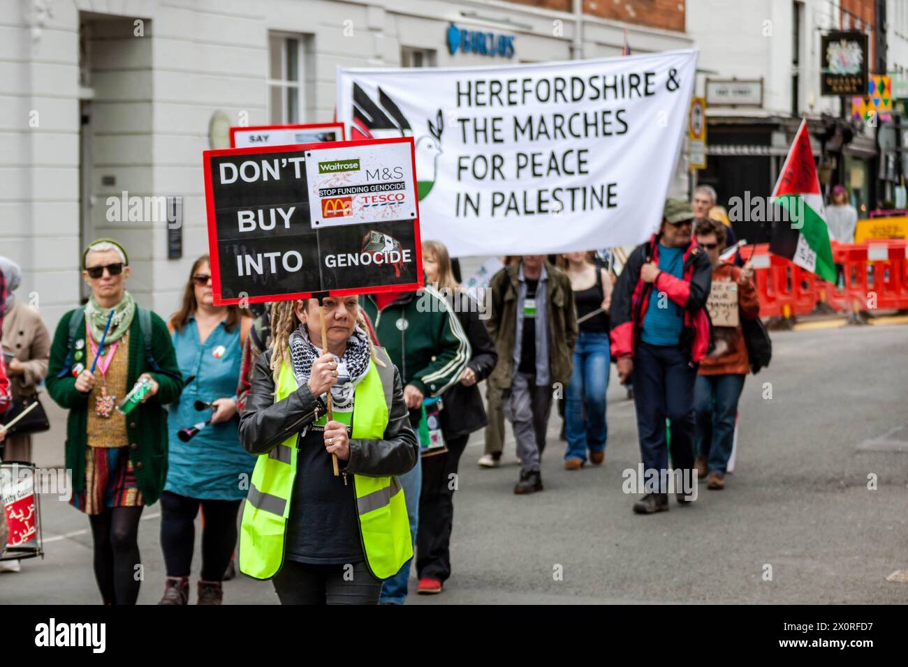 HEREFORD, ROYAUME-UNI - 13 AVRIL 2024 : des manifestants défilent dans le centre-ville de Hereford dans le cadre d'une manifestation pro-palestinienne dans la ville de Hereford. Dirigé par le groupe End War on Palestinian basé à Hereford, qui milite pour la fin du soutien militaire, politique et économique britannique à Israël, la fin du génocide de Gaza et le rétablissement des droits humains et politiques des Palestiniens. Banque D'Images
